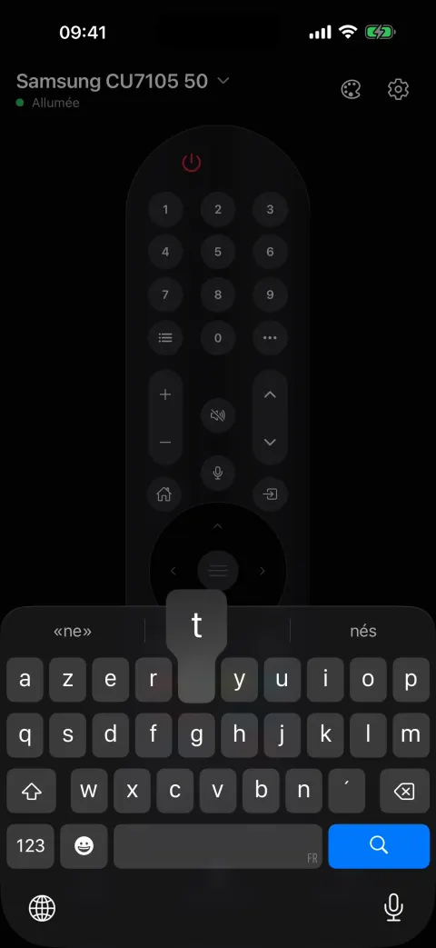 Clavier du téléphone qui écrit sur la télé